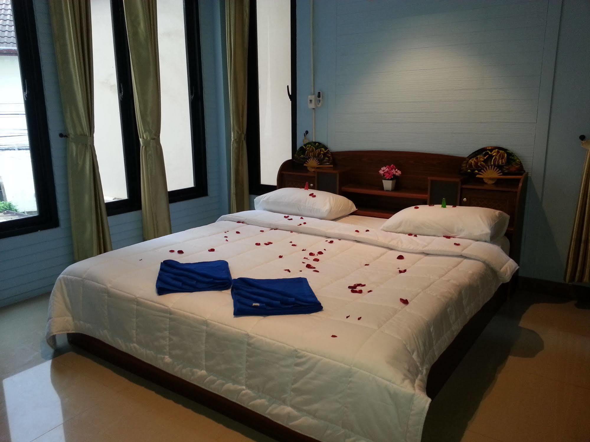 Dreams Guesthouse & Hostel Patong Kültér fotó