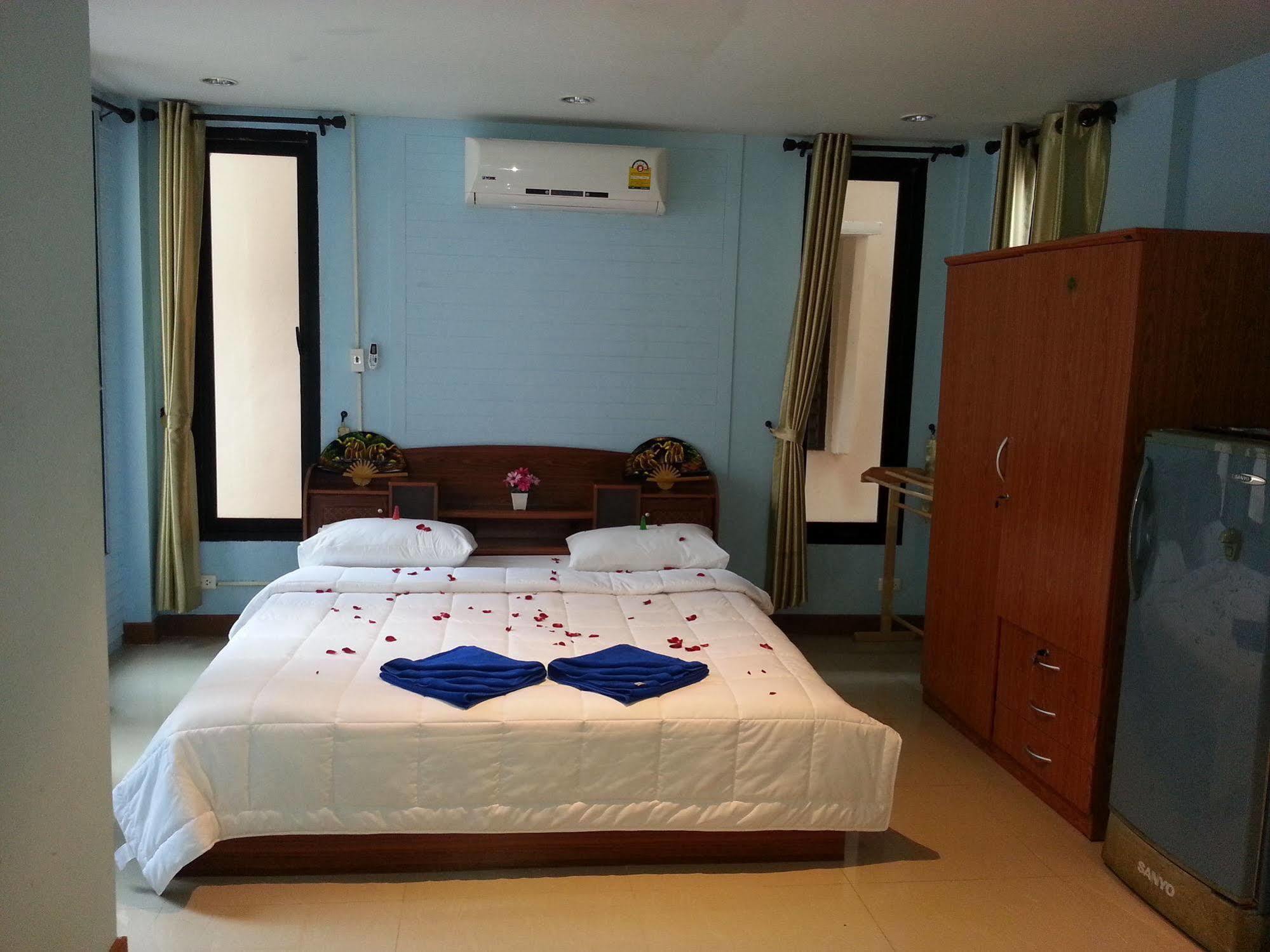 Dreams Guesthouse & Hostel Patong Kültér fotó